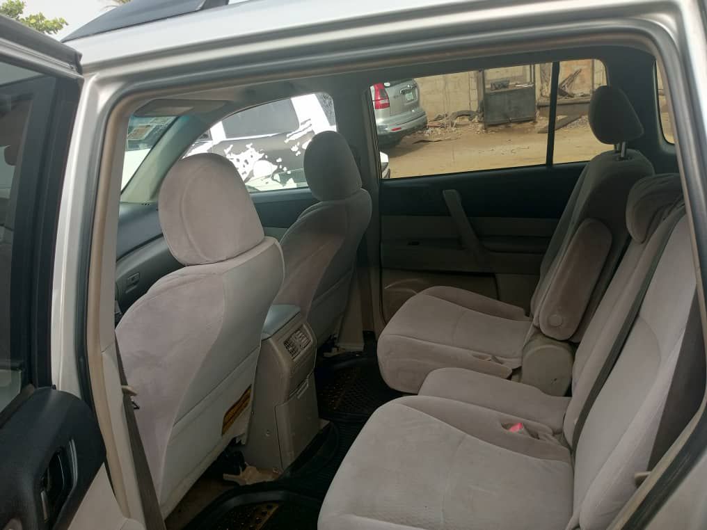 A picture of TOYOTA HIGHLANDER 05 3ROW SEATS