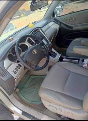 A picture of Toyota Highlander 05 first body engine and gear untouched ac