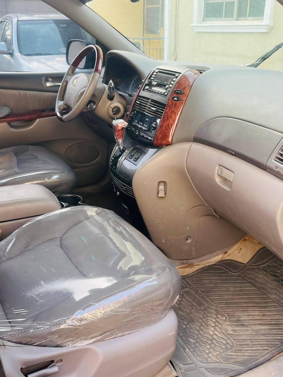 A picture of 2006 Toyota sienna
