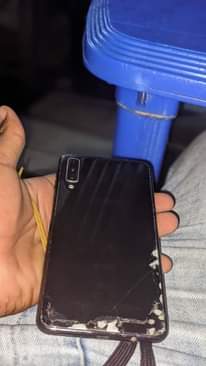 A picture of Samsung Galaxy A7 na Infinix smart 5