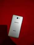 A picture of Samsung j5 prime. Mpya ila ina kreki chache hapo juu