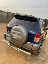 A picture of First body Toyot Rav4 2005 with a sound engine gear