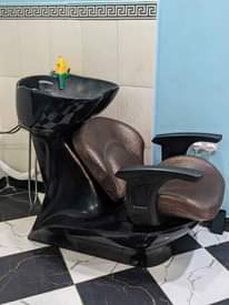 A picture of Anatafutwa Kinyozi mzuri wa Barbeshop na dada wa kuhudumia wateja