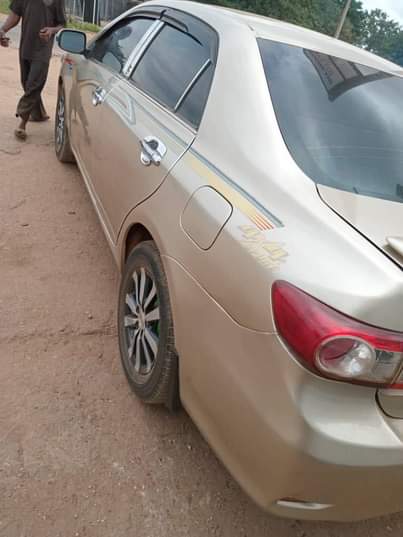 A picture of 2012 Toyota Corrolla with unscrew engine and gear plus chilling