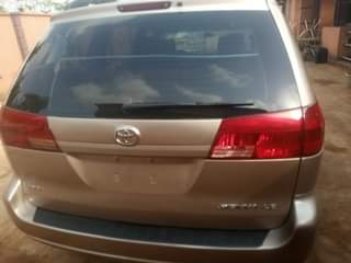 A picture of Toyota sienna 2005 foreign used