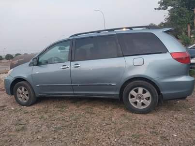 A picture of Toyota sienna 2006