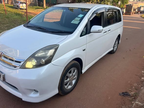 A picture of Toyota isis seven seater 23m money needed