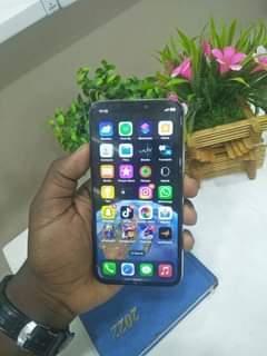 A picture of iPhone X 64gb clean