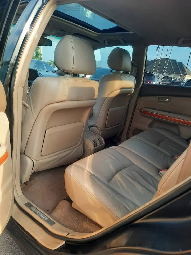 A picture of Lexus RX 330