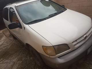 A picture of Toyota Sienna 2000 model 4 sale