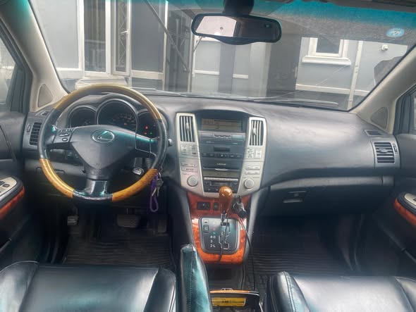 A picture of Lexus RX 330