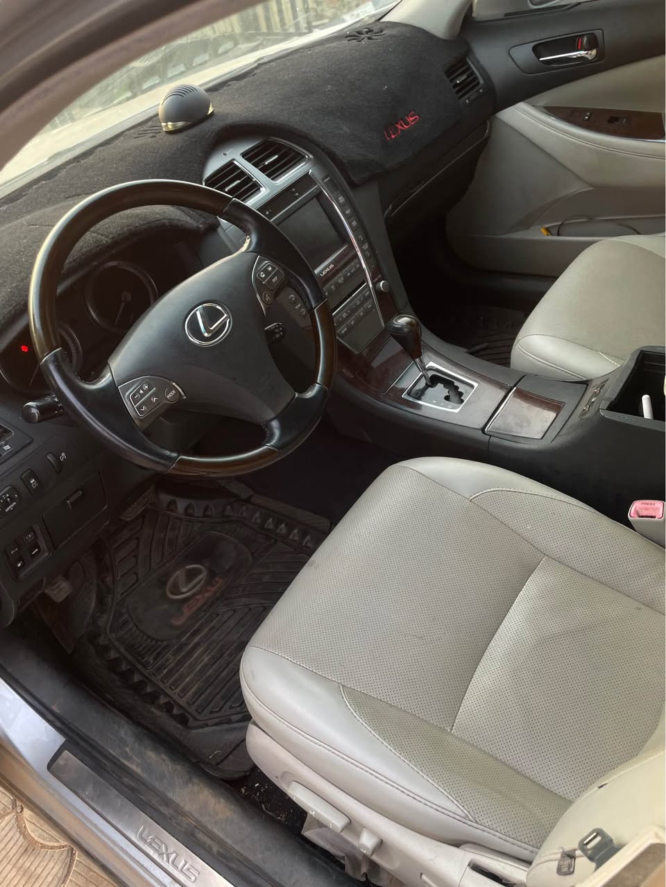 A picture of Lexus Es350 2012