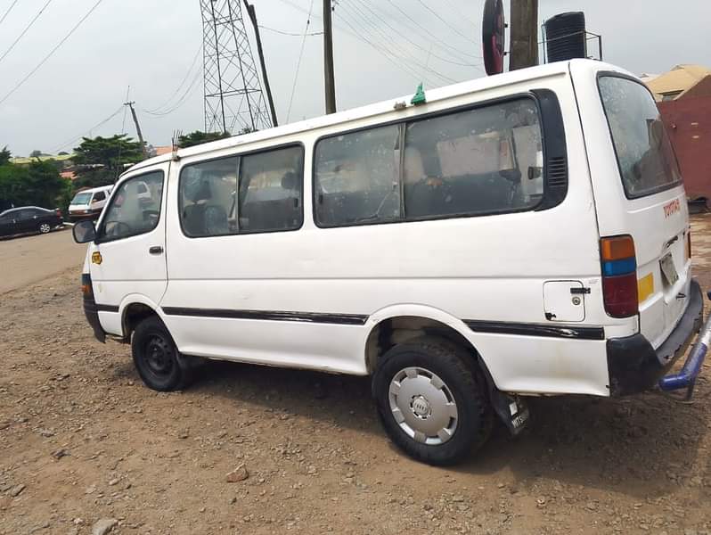 A picture of Toyota Hiace bus. Standard Engine and Gear Location IBADAN. 07054432551