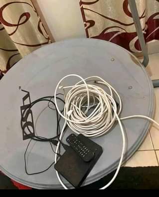 A picture of Tv sofa DStv decoder