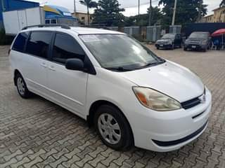 A picture of NEATLY USED XLE TOYOTA SIENNA 2004 MODEL PURE FIRST BODY