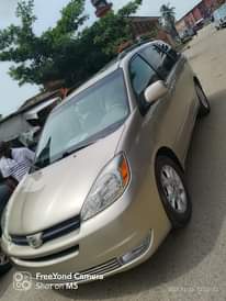 A picture of 2004 Toyota sienna XLE Double power door and power boot
