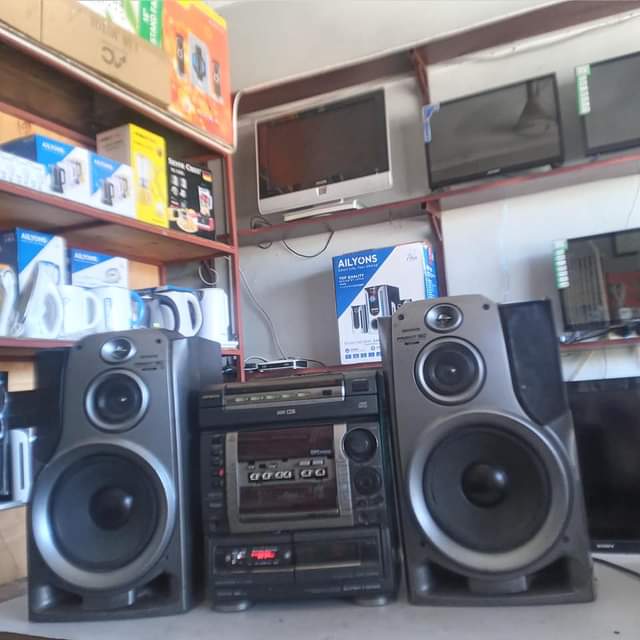 A picture of Aiwa music system kali sana