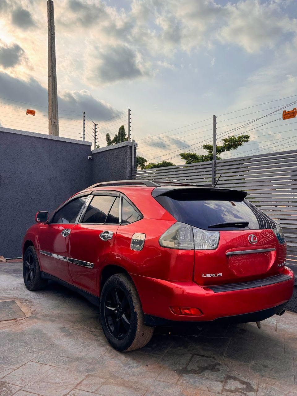 A picture of 2005 Lezus rx330
