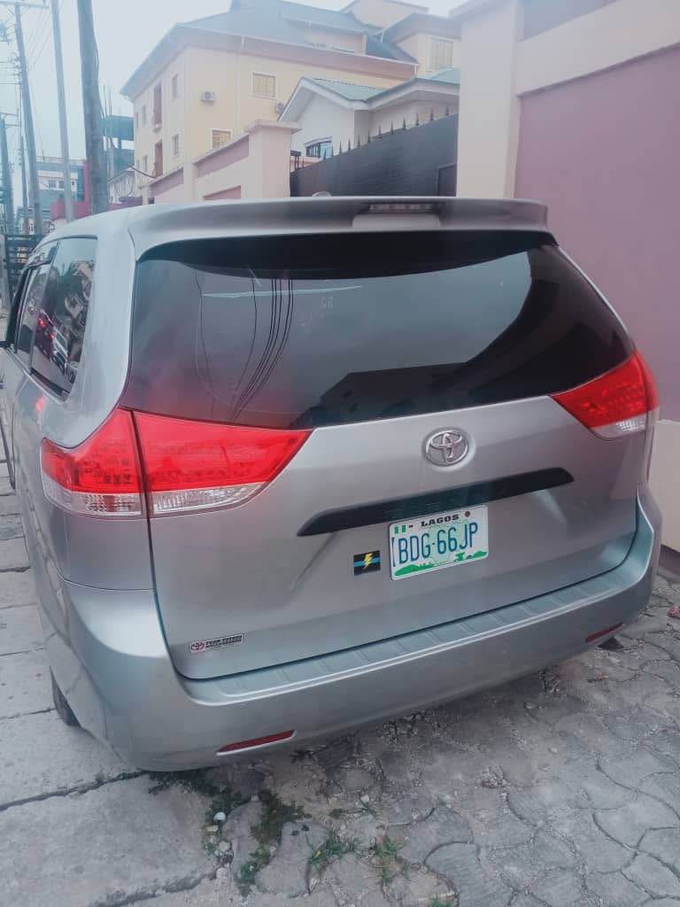 A picture of Toyota sienna 2012