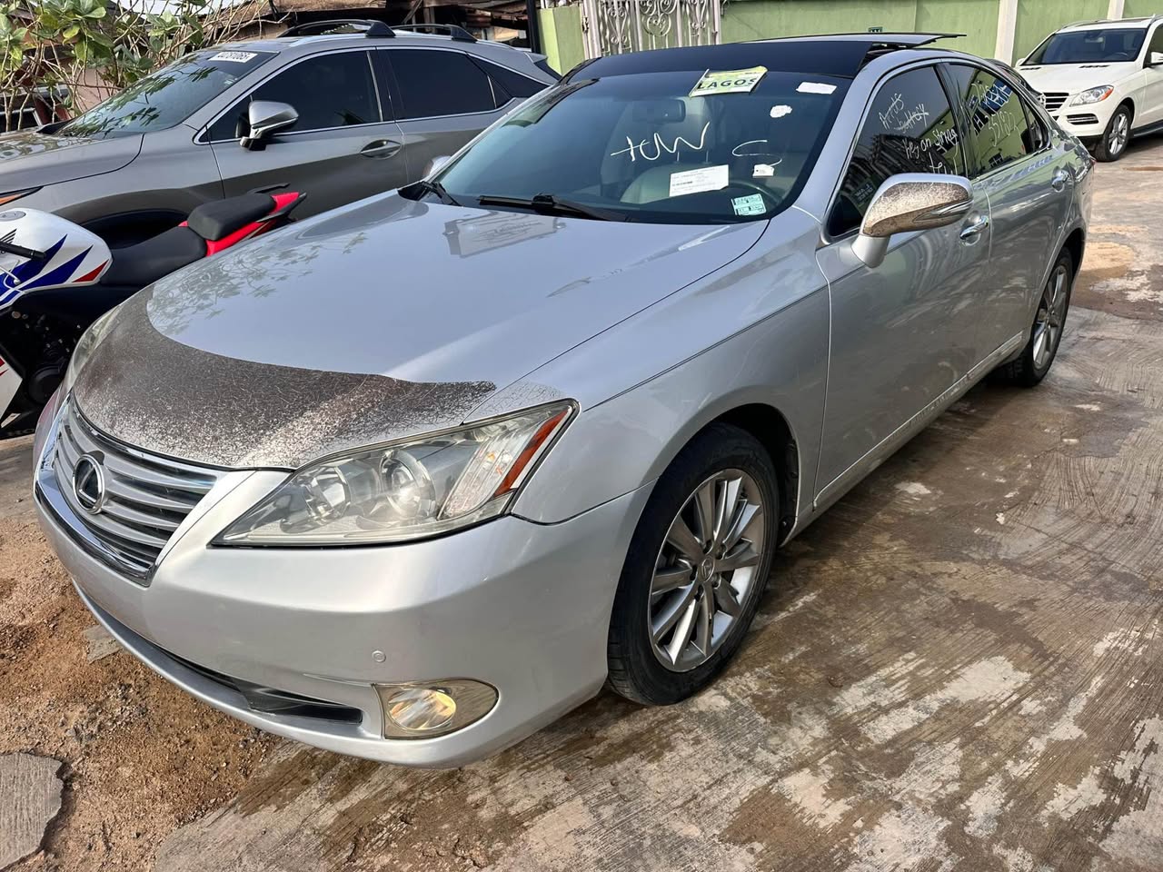 A picture of  2010 lexus es350 fullest option Gold