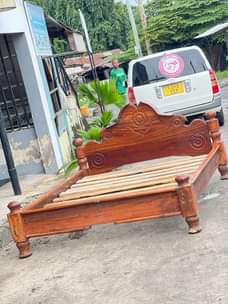A picture of Nauza kitanda cha mbao 5 6 bei nafuu 125 tuu