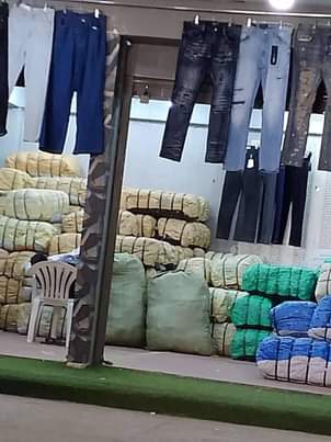 A picture of Jean bales for wholesalers 1350000 contains 50pieces of men jeans