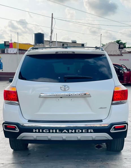 A picture of HERES ANOTHER UNIT OF FEW MONTHS DRIVEN TOYOTA HIGHLANDER 2012