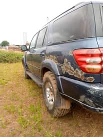 A picture of 2004 Toyota Sequoia Le