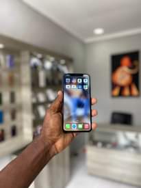 A picture of Iphone xsmax gb 256 kipengele kioo Kina creek lakn kinafanya