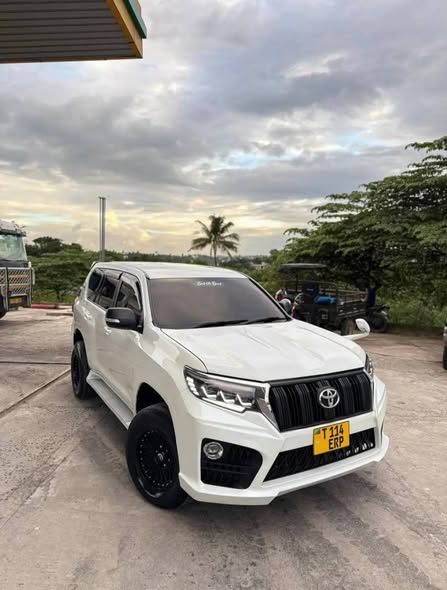 A picture of Landcruiser prado j150 88mil Gari nzurii sanaa 2tr petrol engine