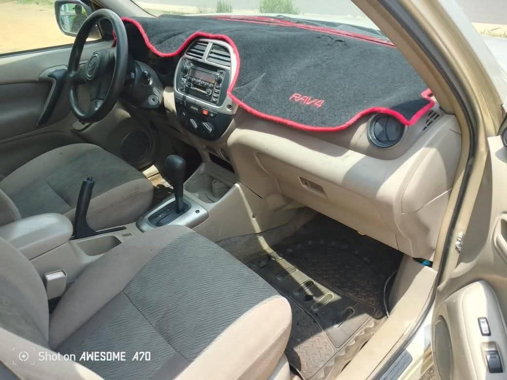 A picture of 2004 Toyota rav4