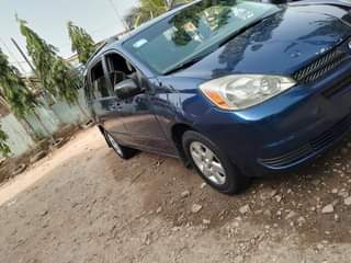 A picture of Toyota sienna 05 model