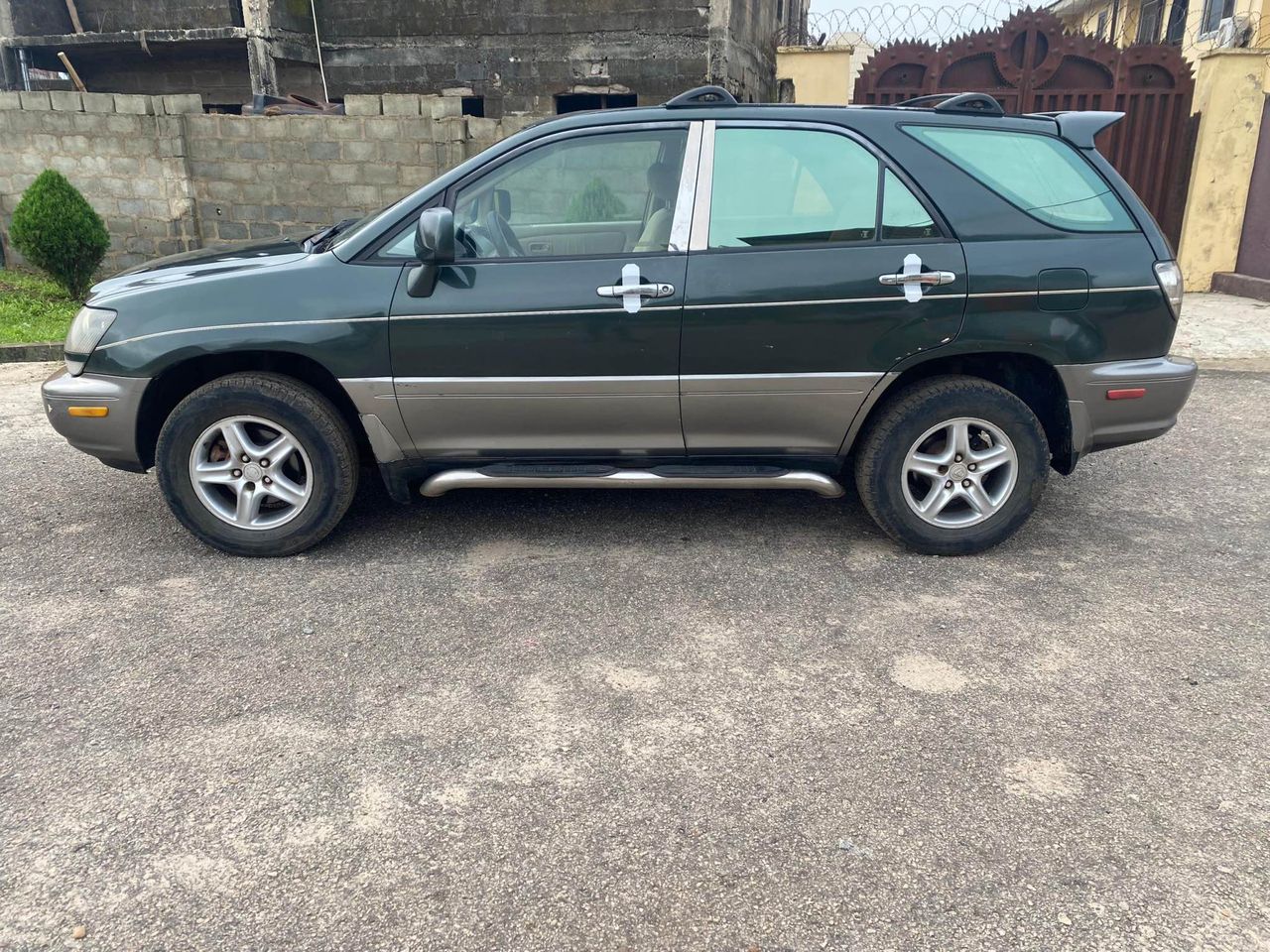 A picture of Lexus RX 300 03