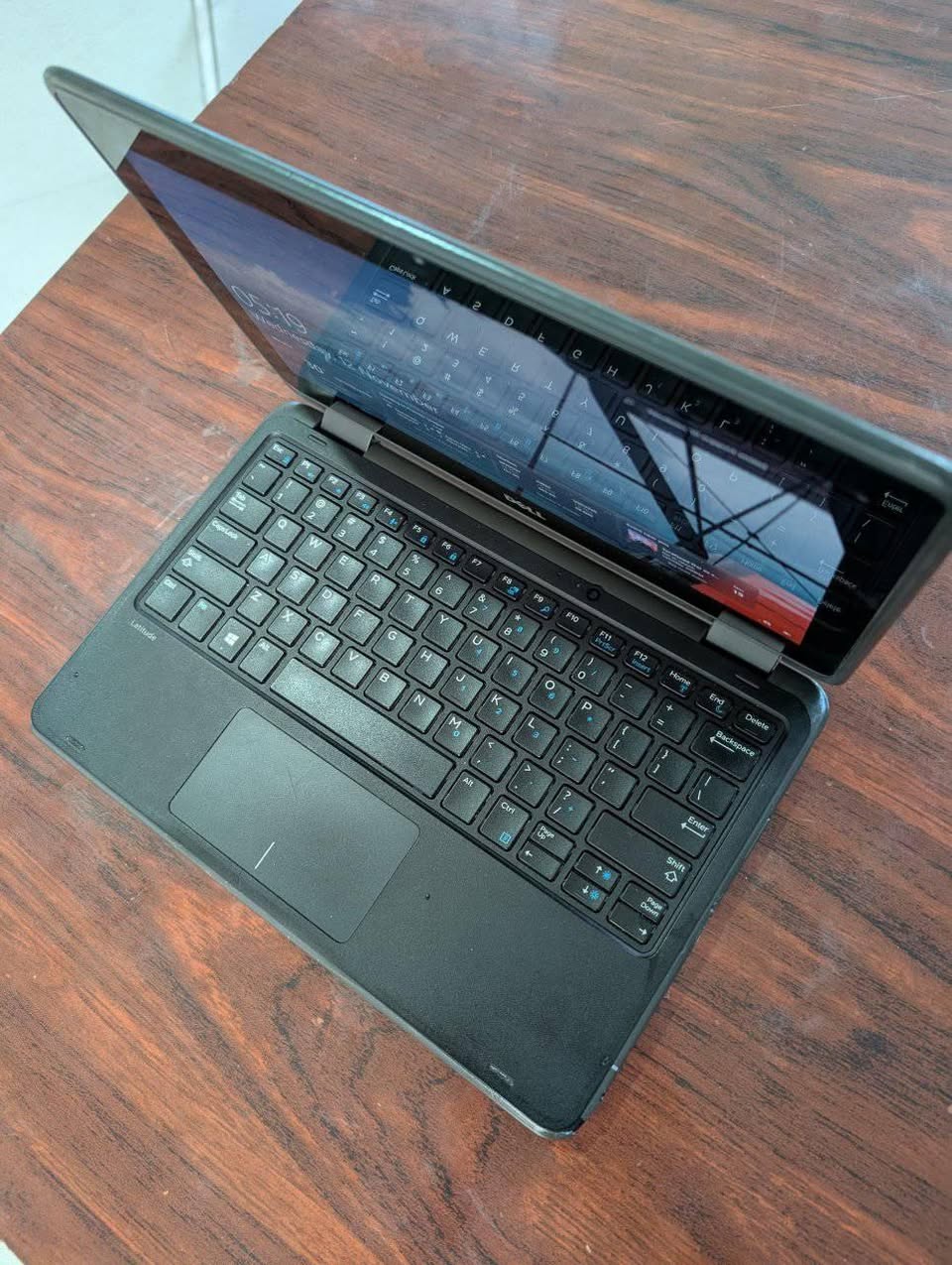 A picture of Dell laptop
