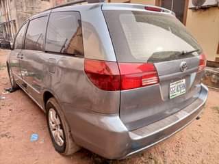 A picture of 2005 Toyota sienna Sianna