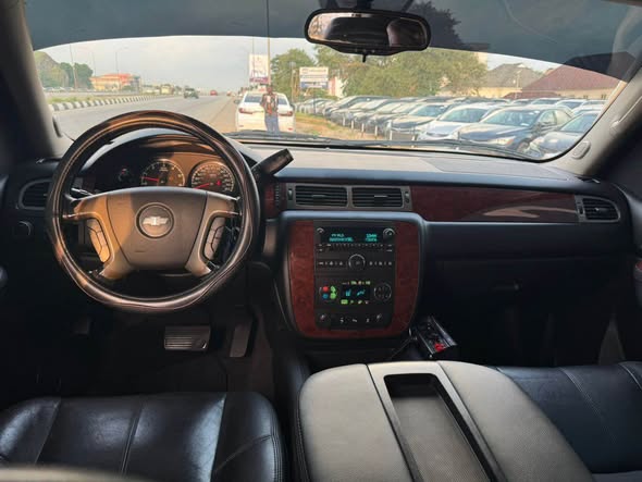 A picture of CHEVROLET SUBURBAN 2013 model SUV Belgium standard Siren Leather interior