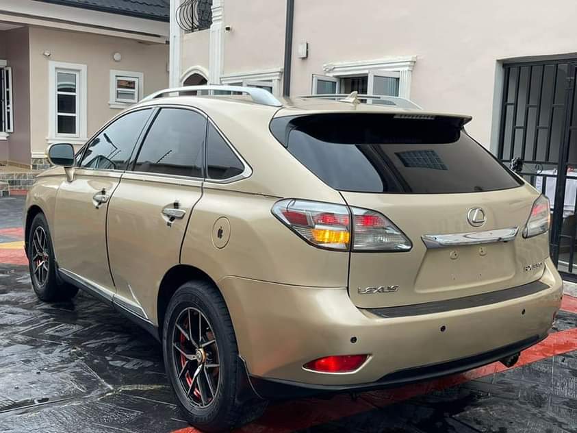 A picture of Few months registered 2010 Rx350 pure first body Tokunbo standard