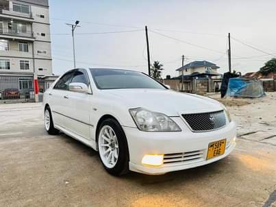 A picture of Toyota crown athletic