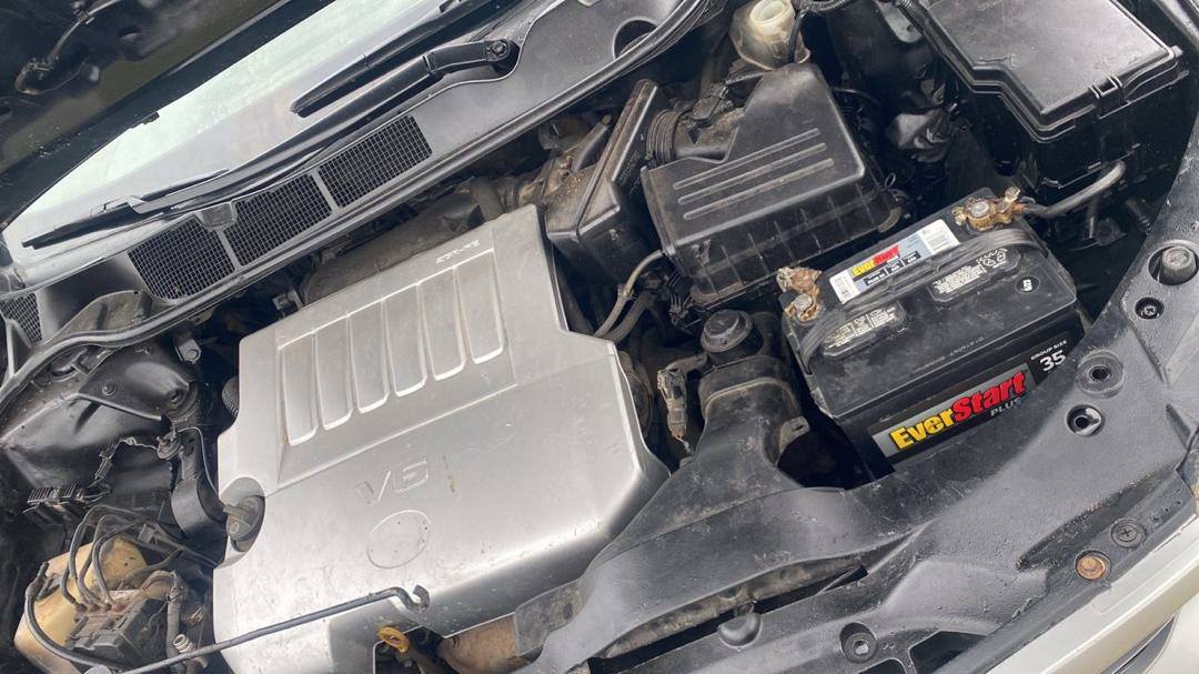 A picture of 2010 v6 venza Untouched engine and gear Ac need attention