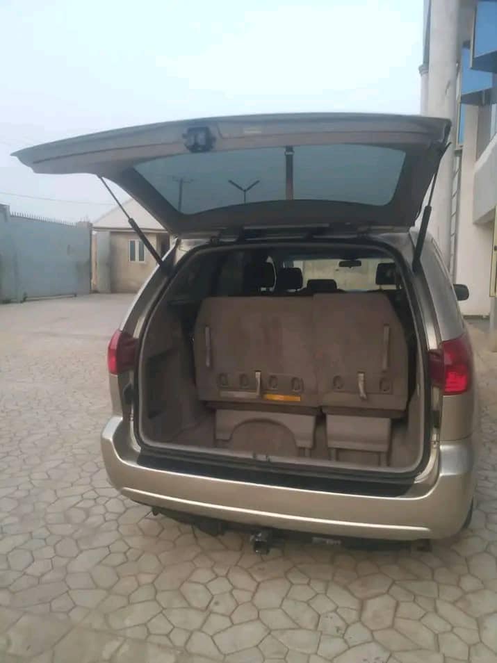 A picture of Toyota Sienna 2006 model