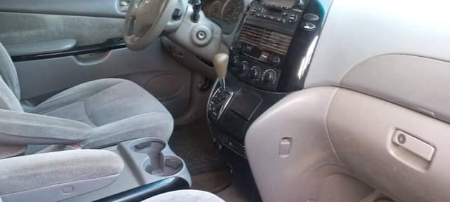 A picture of 2005 model Toyota sienna LE A year used Tokumbo standard