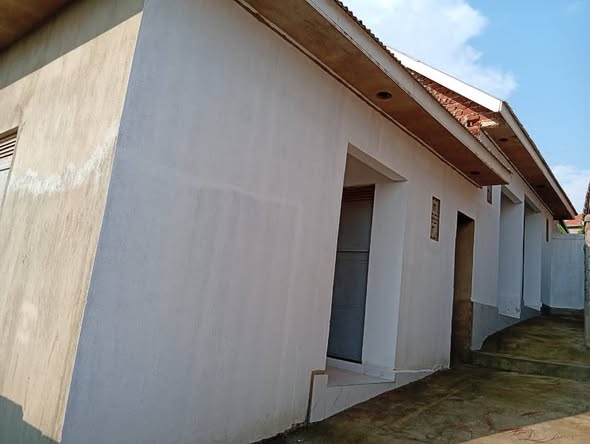 A picture of 4 single rentals plus 1 shop on sale 35m Location
