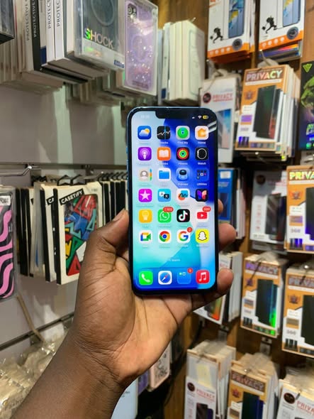 A picture of Iphone 13 128gb masavu make me 400 000 hurry i