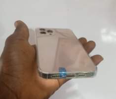A picture of Android version of iPhone 13 pro Max