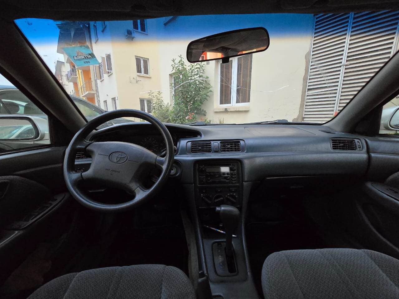 A picture of Toyota Camry droplight