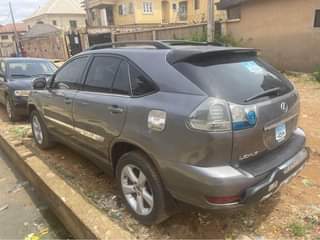 A picture of Lexus RX 330