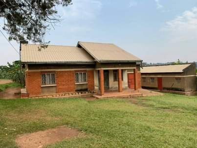 A picture of House for sale sitted on 80 by 70 ft at
