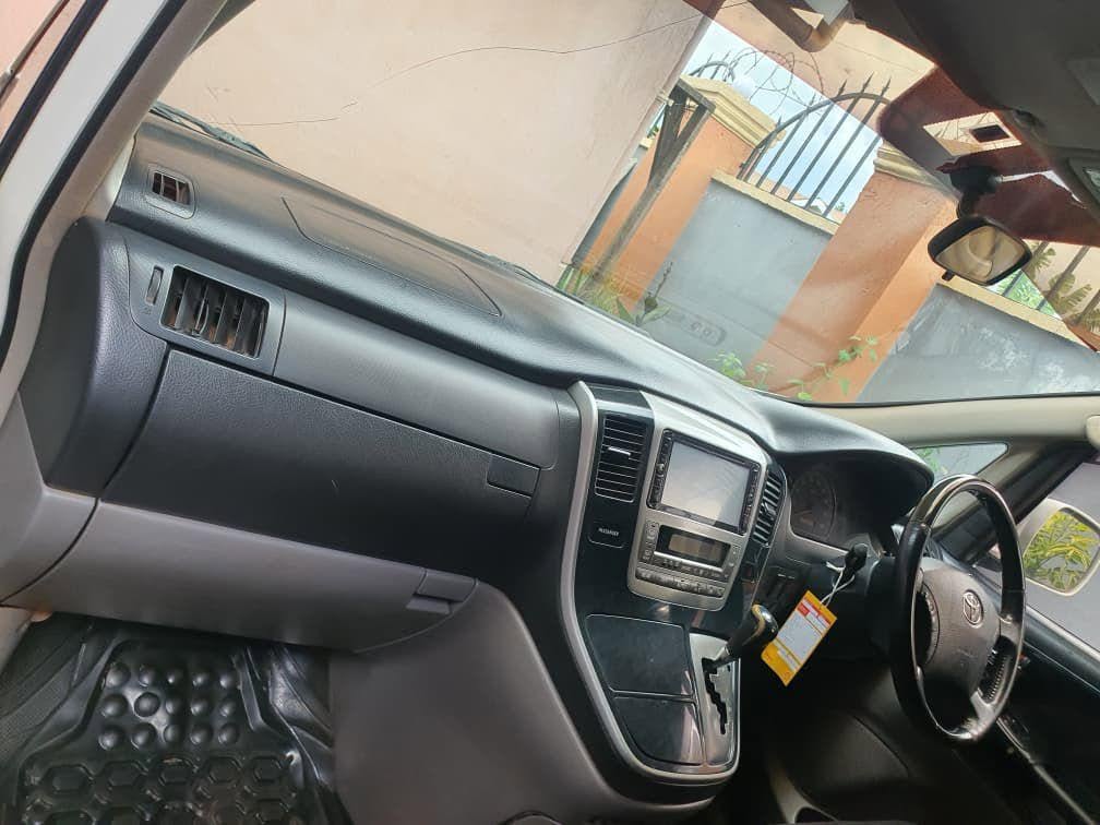 A picture of TOYOTA ALPHARD 2002