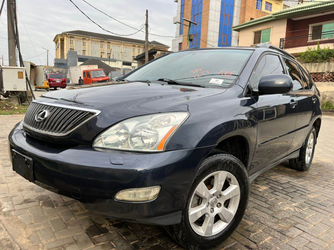 A picture of Lexus RX330