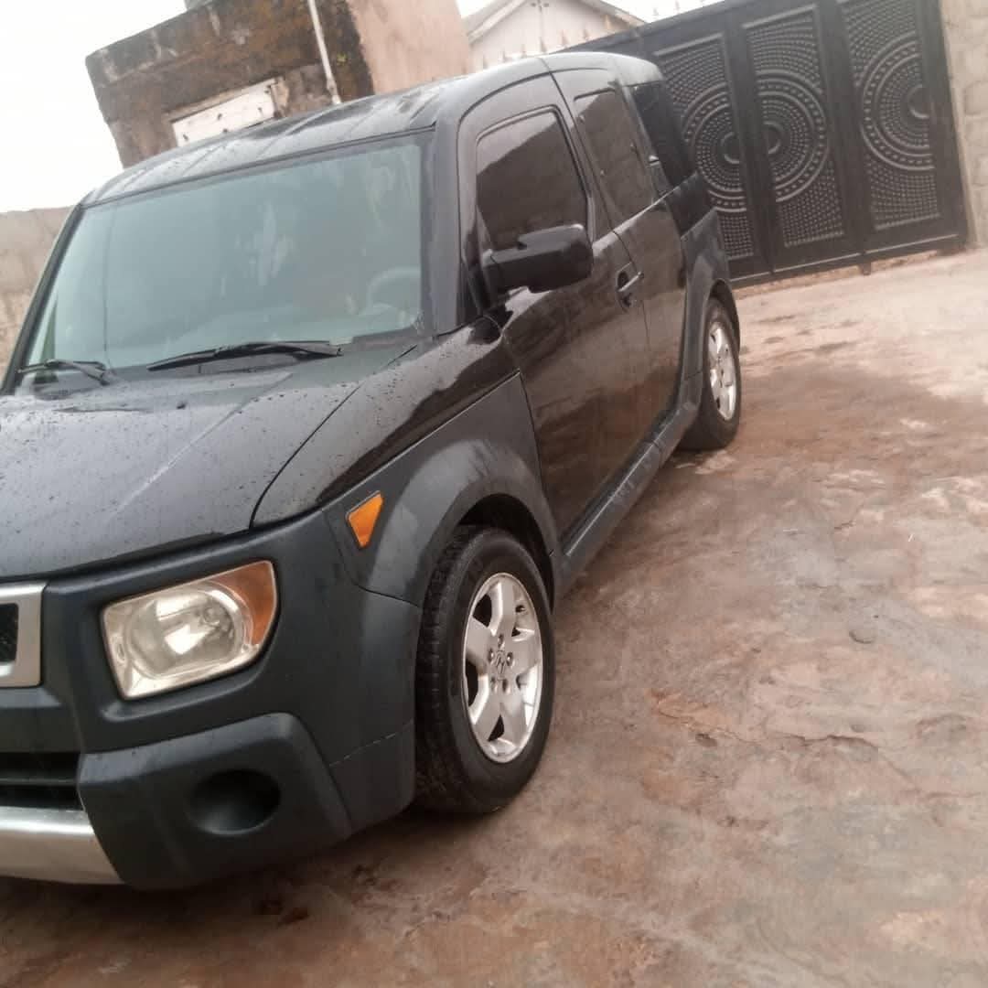 A picture of Honda element 2004 model engine gear AC everything working perfectly